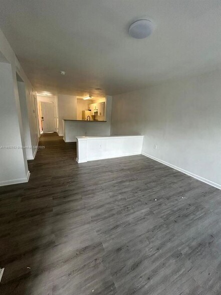 Building Photo - 4815 Via Palm Lakes