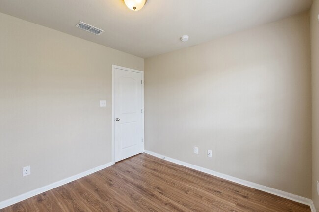 Building Photo - 8025 Hawthorn