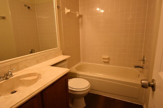 Building Photo - 433 L Thompson St