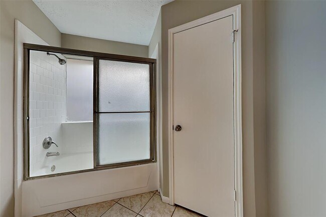 Building Photo - 8514 Greenleaf Lake Dr