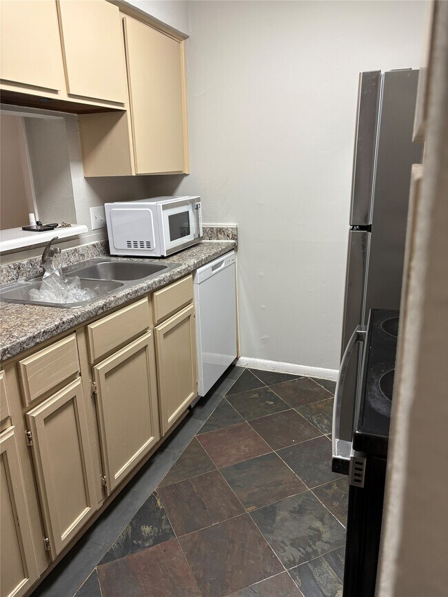 Building Photo - 3055 Walnut Bend Ln
