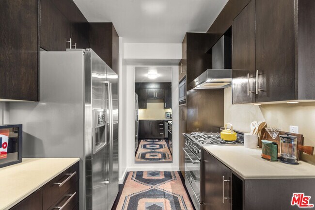 Building Photo - 8787 Shoreham Dr