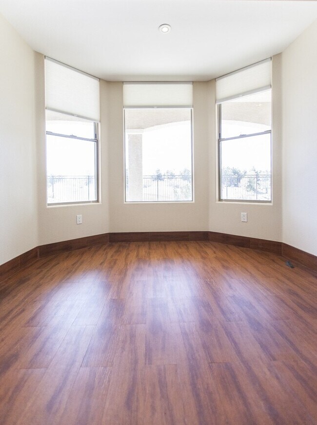 Building Photo - Rhodes Ranch Golf Course View