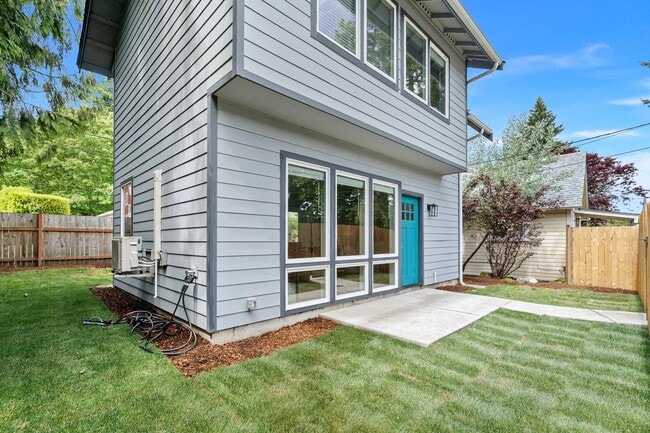 Building Photo - Spacious 4-Bedroom Home in South Capitol O...
