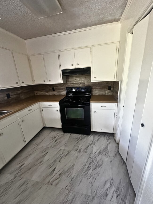 Building Photo - 14235 Lamonte Ln