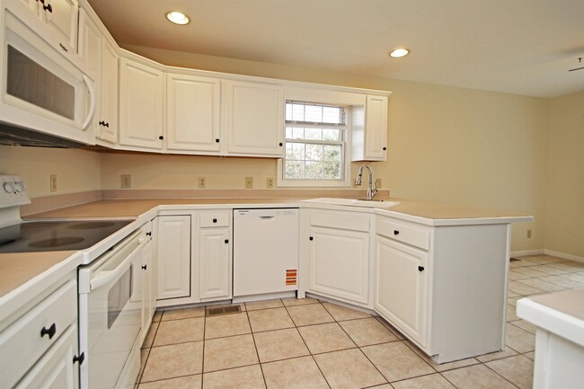 Building Photo - 1345 Goldfinch Dr