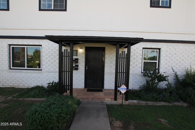 Building Photo - 1333 E Flower St