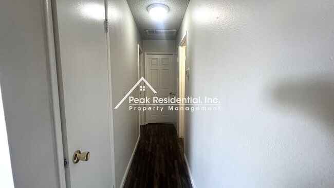 Building Photo - Charming Galt 2bd/2ba Duplex with 2 Car Ga...