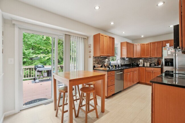 Building Photo - ocated in a sought-after community with to...