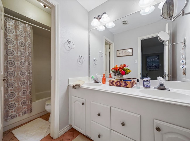 Building Photo - Welcome to Bay Glen!