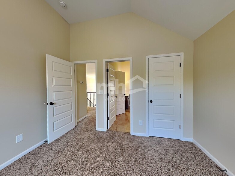 Building Photo - 137 Border Ave