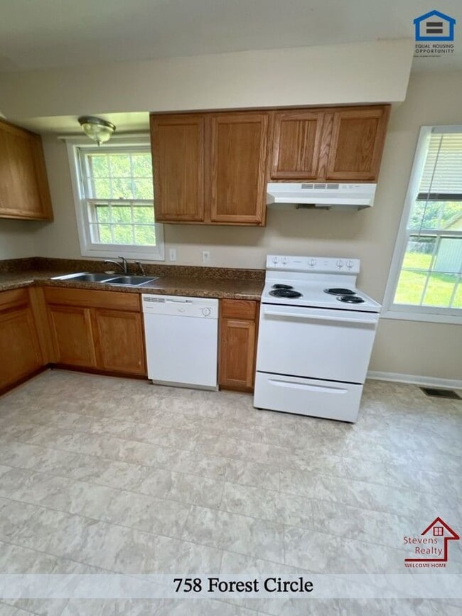 Building Photo - 758 Forest Cir