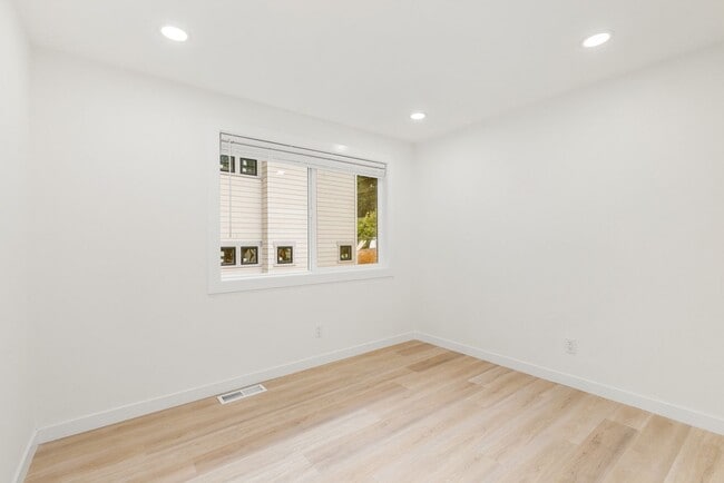 Building Photo - Gorgeous Fully Renovated 5 Bedroom Redmond/Bellevue/Kirkland Border