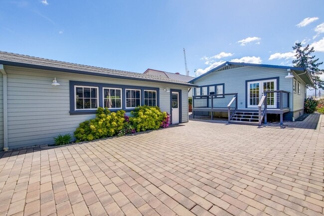 Building Photo - Updated Bungalow located in Downtown Redwood City & 15 miles from SF International Airport