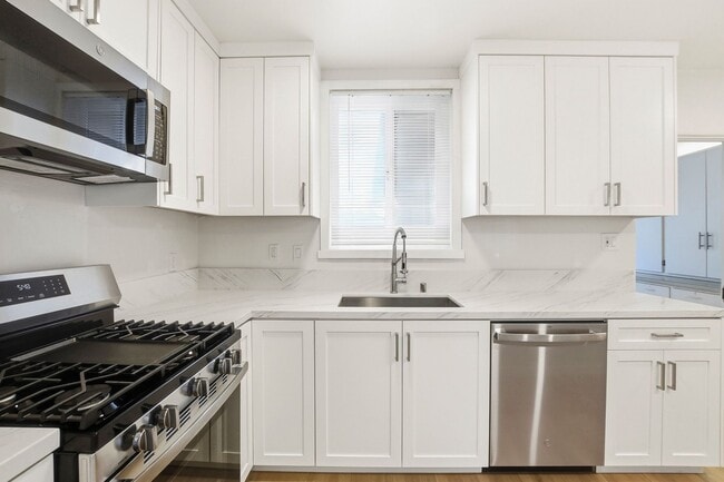 Building Photo - 1 BLOCK TO THE BEACH! COMPLETELY REMODELED 2BD/2BA OCEAN BEACH RESIDENCE - ONLY $4,475/MO!