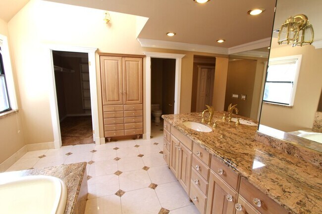 Building Photo - 3333 Deer Hollow Dr