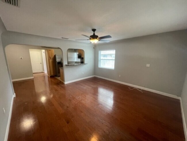 Building Photo - 2 BR/2 BA Beautifully Updated Home in Semi...
