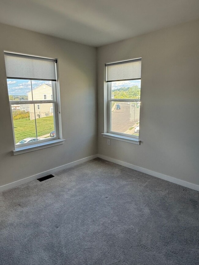 Building Photo - THREE BEDROOM/ END OF ROW TOWNHOME in Sout...