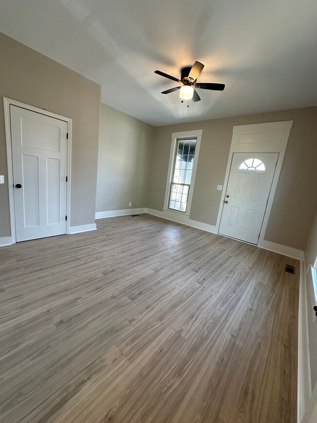 Building Photo - NEWLY RENOVATED 3BR/1BA HOME IN NEW ALBANY!