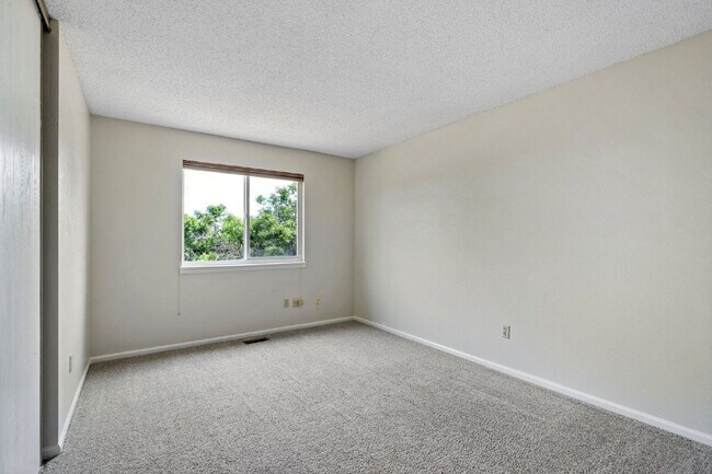 Building Photo - 465 Saddlemountain Rd