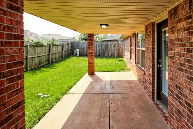 Building Photo - Spacious 4-Bedroom Home with Modern Upgrad...