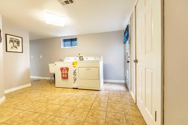 Building Photo - 3-Bedroom Bremerton Classic close to PSNS and Ferries