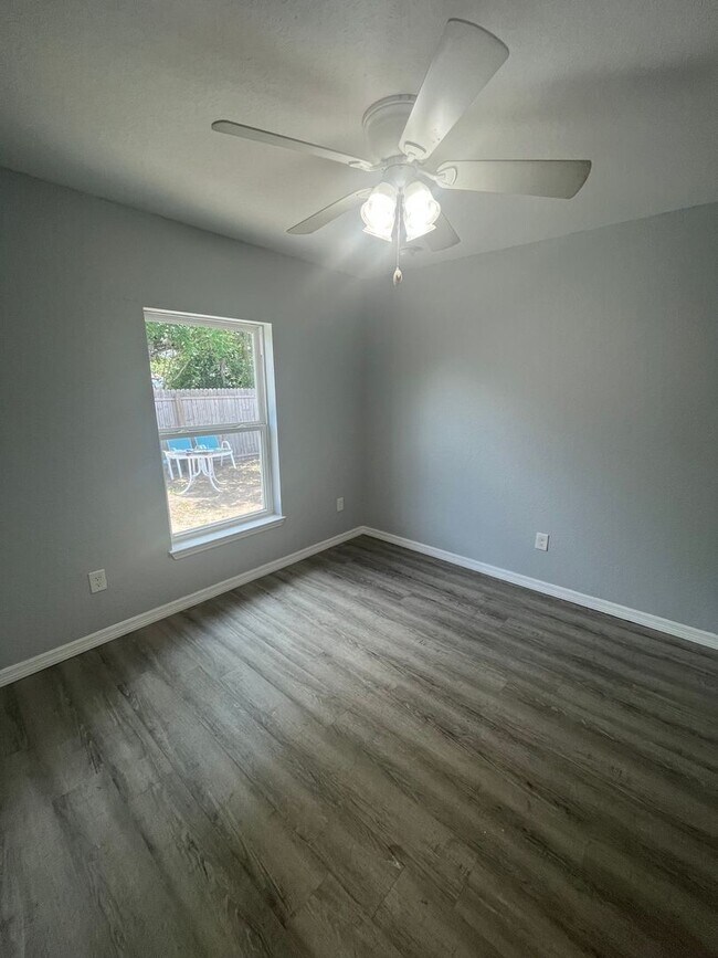 Building Photo - GORGEOUS 4BR/1BA Zephyrhills