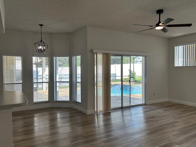 Building Photo - Pool Home