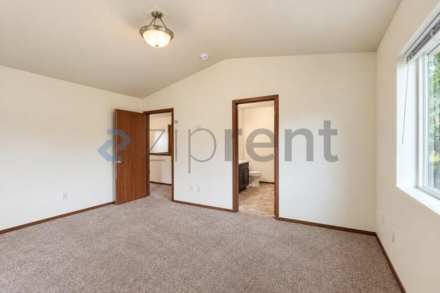 Building Photo - Unit