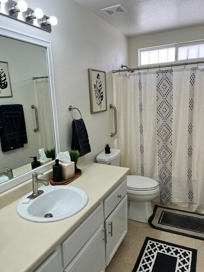 Building Photo - Cozy Fully Furnished Single Story Home