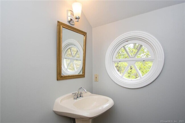 Building Photo - 241 Maple Rd