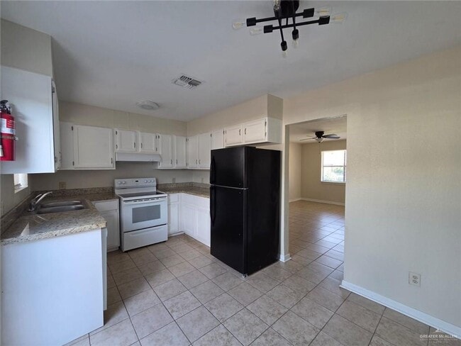 Building Photo - 10-25 1/2 N 25 1/2 St