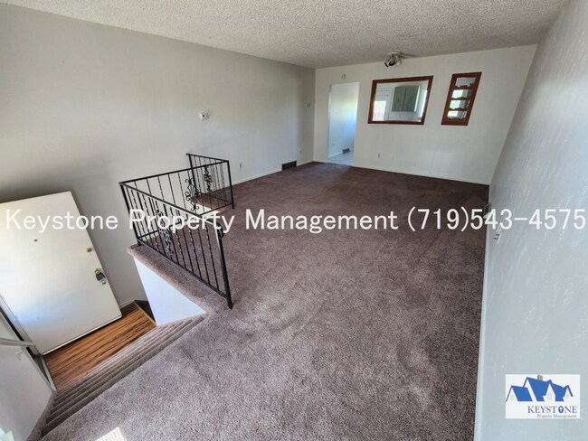 Building Photo - Charming Townhome in Pueblo West – Comfortable & Convenient Living $1300/$1300