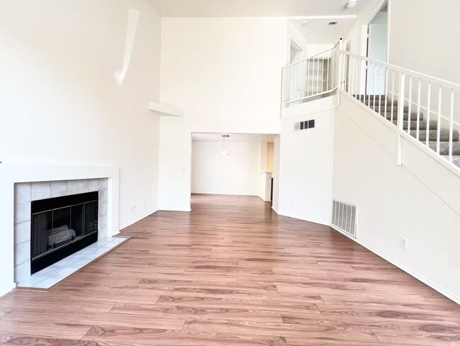 Building Photo - Spacious Townhome in Desirable Green Valle...