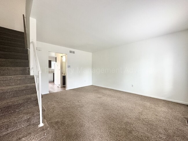 Building Photo - Renovated and Super Clean 2 Bed/1.5 Bath C...