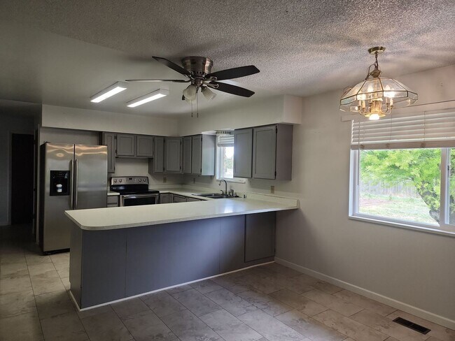 Building Photo - 3210 N Bulldog Rd