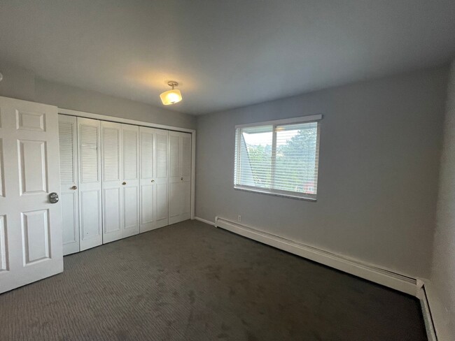 Building Photo - FALL PRE-LEASING! 3 Bed 1.5 Bath Condo on ...