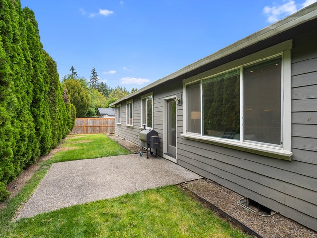 Building Photo - 1442 NE 18th Pl