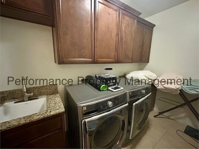 Building Photo - Stunning 4 Bed/3 Bath Home Near City in th...