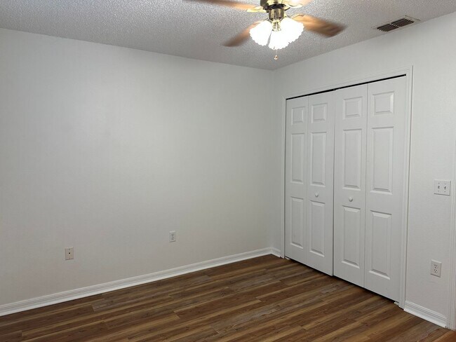 Building Photo - Move in condition 3 Bedroom 2 Bath 2 Car Garage Call Carole Arcaro 386-216-4900 Deltona Lakes Realty