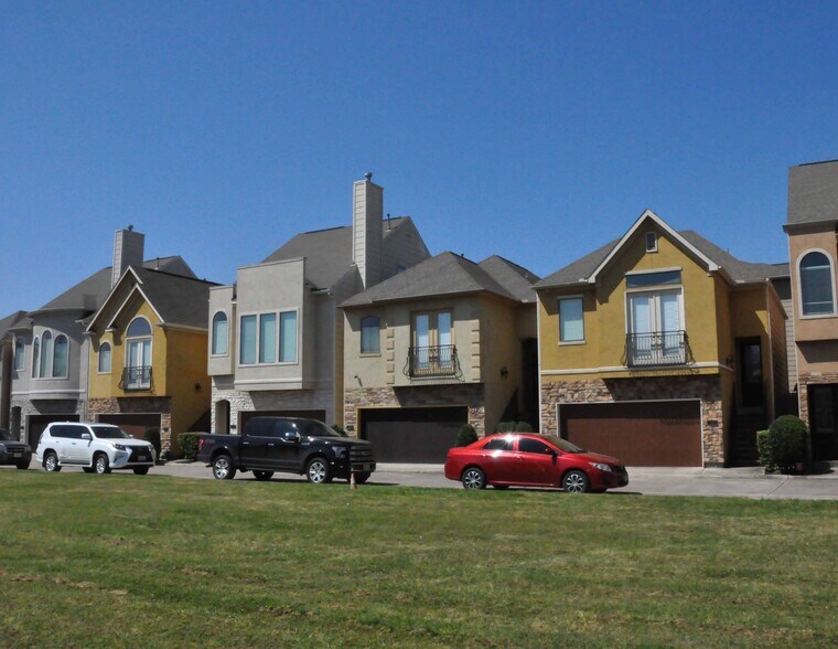 Building Photo - 6353 Richmond Ave