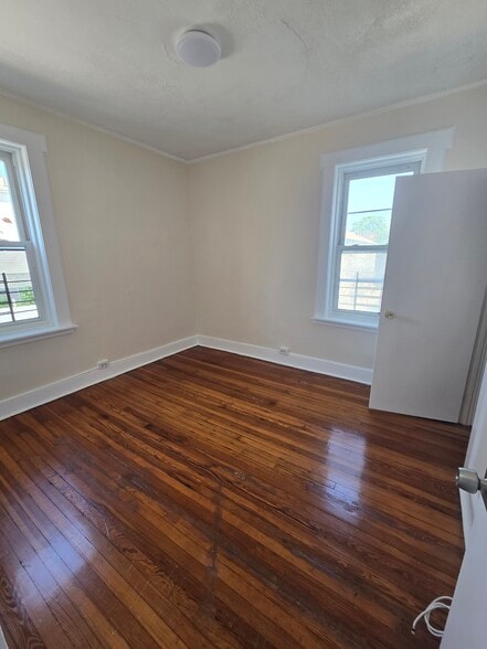 Building Photo - 526 S 15th St