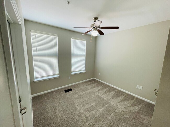 Building Photo - 4BD/4.5BA in ROWANDALE!