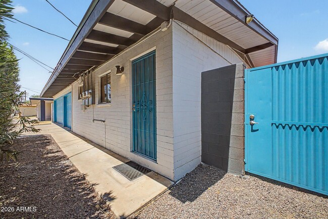 Building Photo - 2727 E Montecito Ave