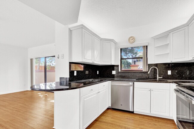 Building Photo - 52 Uno Lago Dr