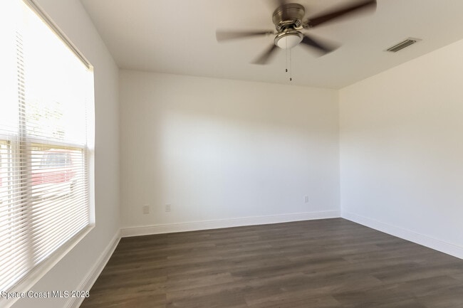 Building Photo - 674 23rd Pl SW