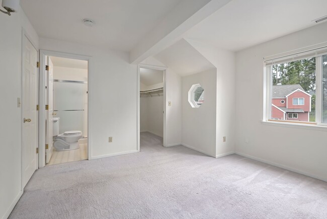 Building Photo - 3 Bedroom and 2.5 Bath Townhouse