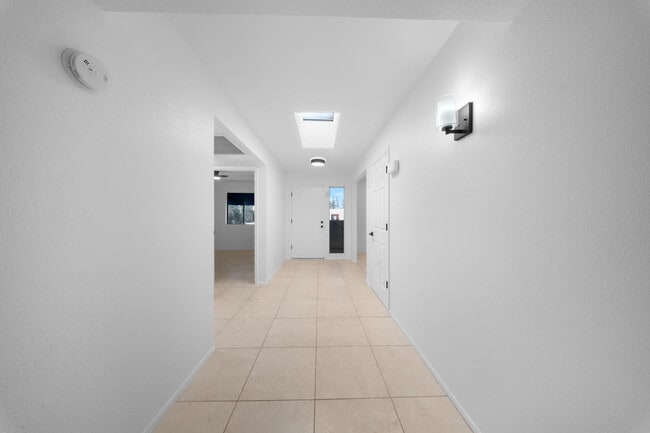 Building Photo - 220 N 22nd Pl