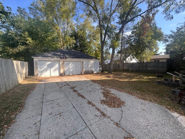 Building Photo - 845 Capen St NE