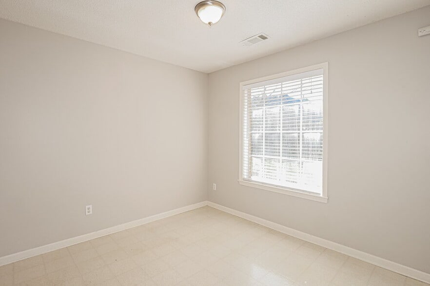 Building Photo - 5041 Thornebrook Cove